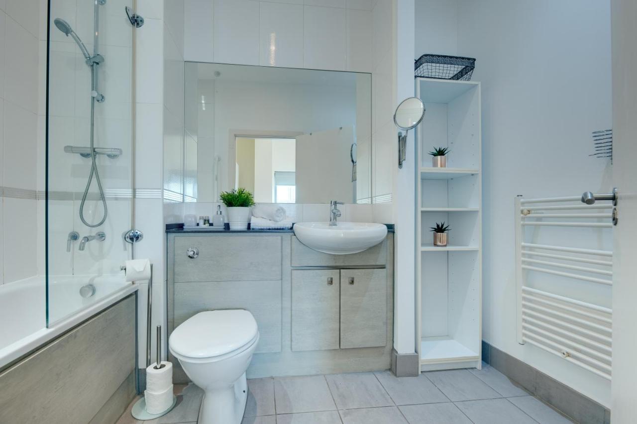 Crown 3b By Week2week Newcastle Upon Tyne